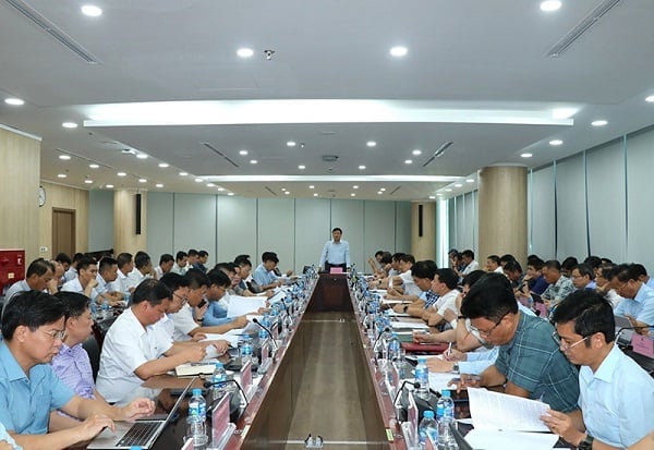 Phó tổng giám đốc Tập đoàn Phan Xuân Thủy chủ trì Hội nghị công tác đầu tư tháng 8/2025. Ảnh: TKV.