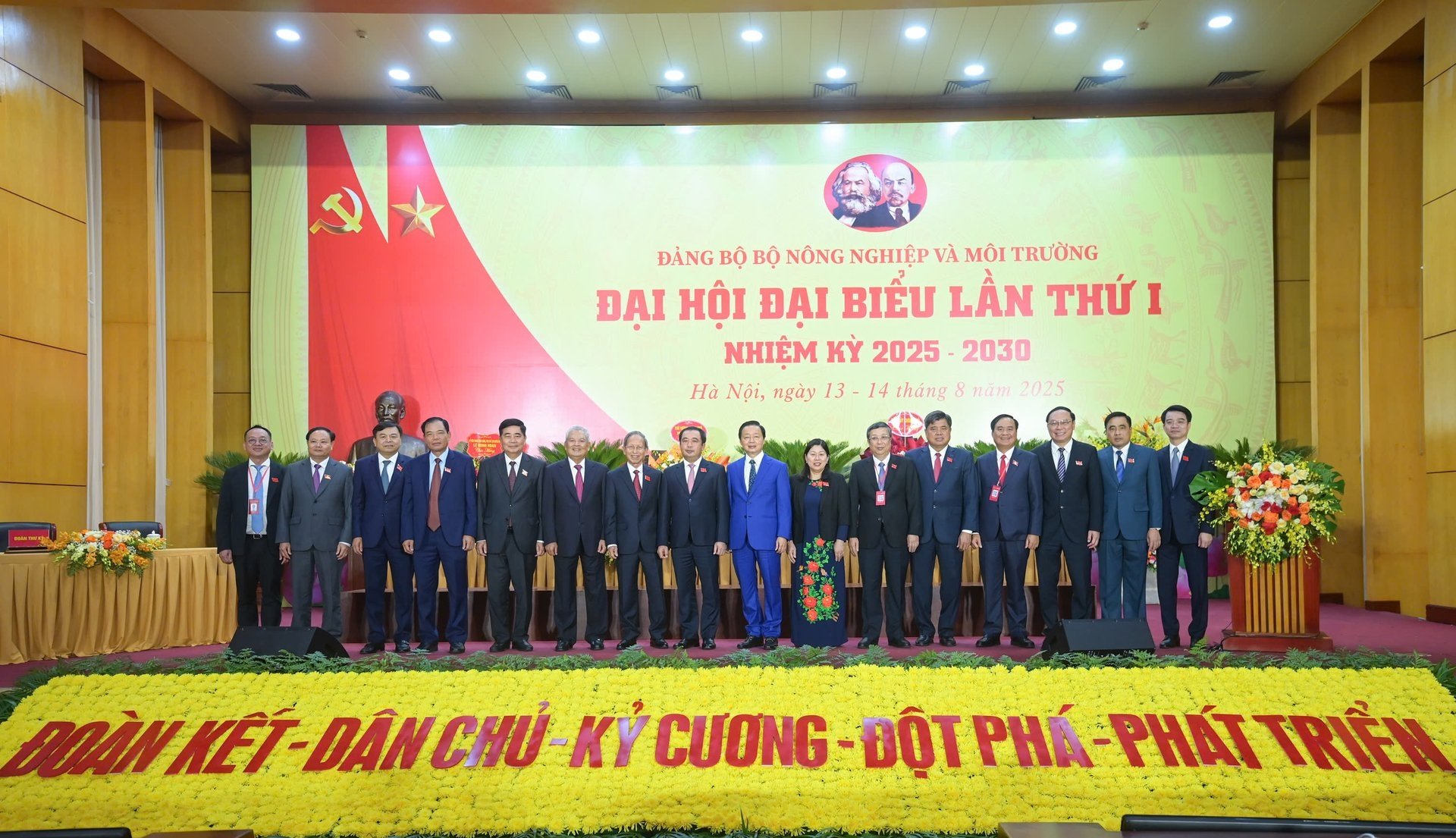 Phó Thủ tướng Chính phủ Trần Hồng Hà chụp ảnh lưu niệm cùng Ban Thường vụ Đảng ủy Bộ NN-MT và nguyên lãnh đạo 2 Bộ NN-PTNT và Bộ TN-MT. Ảnh: Tùng Đinh. Phó Thủ tướng Chính phủ Trần Hồng Hà chụp ảnh lưu niệm cùng Ban Thường vụ Đảng ủy Bộ NN-MT và nguyên lãnh đạo 2 Bộ NN-PTNT và Bộ TN-MT. Ảnh: Tùng Đinh.