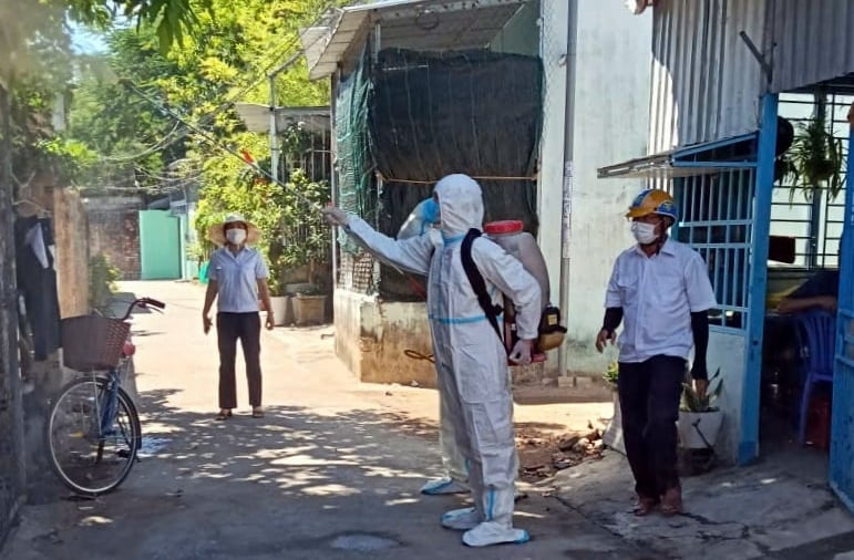 Lực lượng thú y tỉnh Khánh Hòa đang nỗ lực phun thuốc sát trùng tại nơi có dịch để phòng chống bệnh tả lợn Châu Phi lây lan. Ảnh: Kim Sơ. Lực lượng thú y tỉnh Khánh Hòa đang nỗ lực phun thuốc sát trùng tại nơi có dịch để phòng chống bệnh tả lợn Châu Phi lây lan. Ảnh: Kim Sơ.