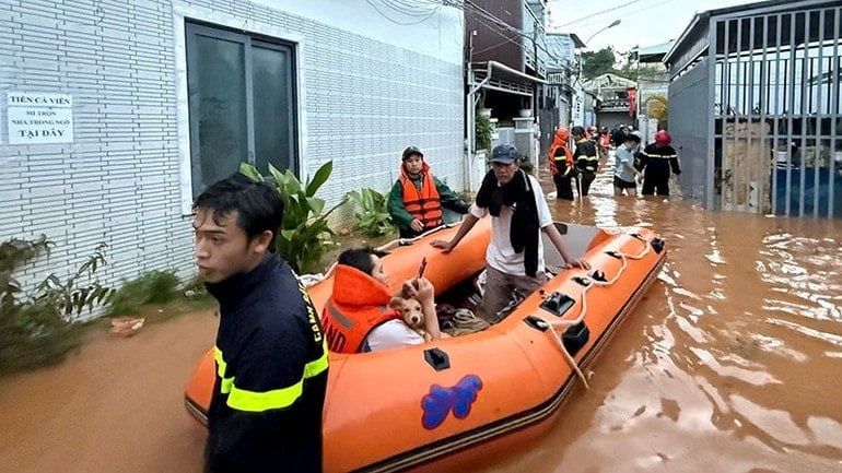 Lực lượng chức năng di dời người dân khu vực thuộc phường Lâm Viên Đà Lạt sau khi mưa lớn kéo dài dẫn đến ngập cục bộ. Ảnh: Hoàng Sa. Lực lượng chức năng di dời người dân khu vực thuộc phường Lâm Viên Đà Lạt sau khi mưa lớn kéo dài dẫn đến ngập cục bộ. Ảnh: Hoàng Sa.