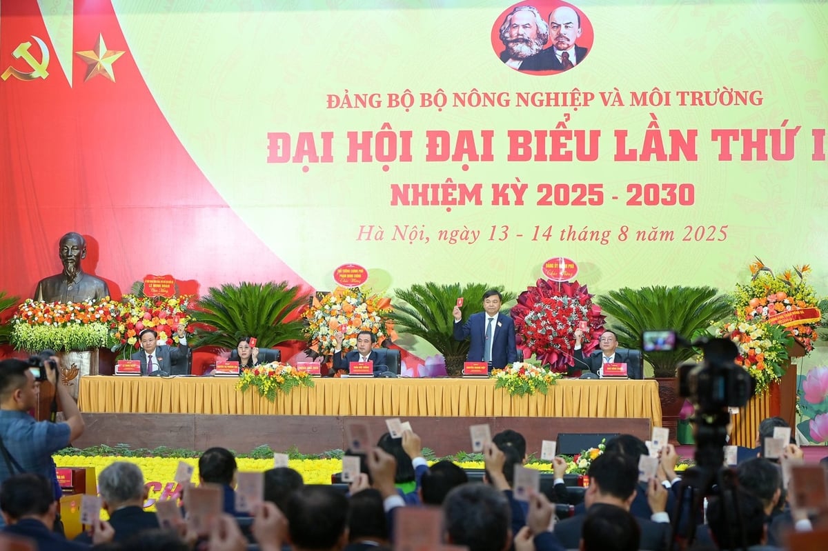 Phó Thủ tướng Trần Hồng Hà bày tỏ niềm tin và kỳ vọng lớn lao vào Ban Chấp hành nhiệm kỳ mới của Bộ Nông nghiệp và Môi trường. Ảnh: Tùng Đinh. Phó Thủ tướng Trần Hồng Hà bày tỏ niềm tin và kỳ vọng lớn lao vào Ban Chấp hành nhiệm kỳ mới của Bộ Nông nghiệp và Môi trường. Ảnh: Tùng Đinh.