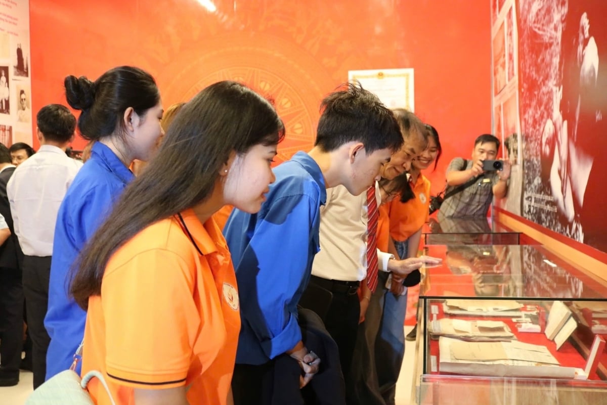 Người dân tham quan những hiện vật tái hiện những mốc son lịch sử hào hùng của quân và dân Gia Lai trong kháng chiến chống Mỹ được trưng bày tại Trung tâm Lưu trữ lịch sử tỉnh Gia Lai. Ảnh: V.Đ.T. Người dân tham quan những hiện vật tái hiện những mốc son lịch sử hào hùng của quân và dân Gia Lai trong kháng chiến chống Mỹ được trưng bày tại Trung tâm Lưu trữ lịch sử tỉnh Gia Lai. Ảnh: V.Đ.T.