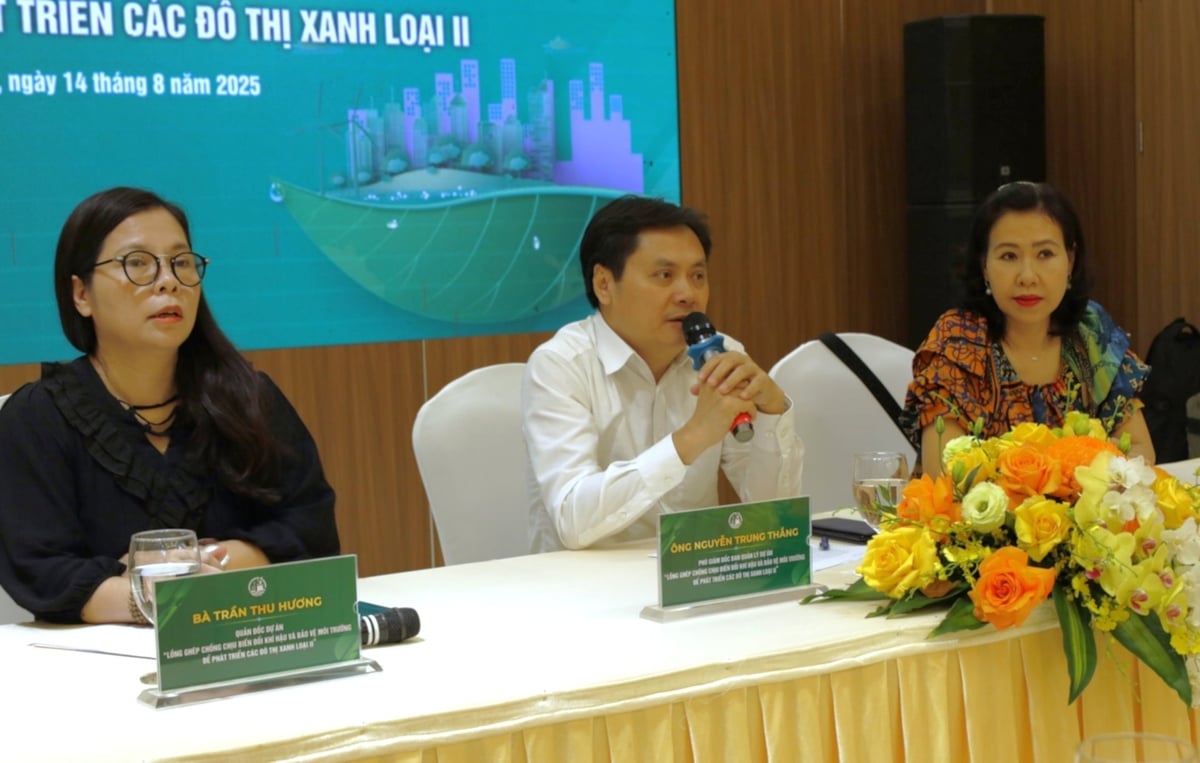 Đại diện Ban Quản lý Dự án giải đáp những thắc mắc liên quan đến mục tiêu, kết quả, kế hoạch triển khai dự án. Ảnh: Hoàng Hiền.