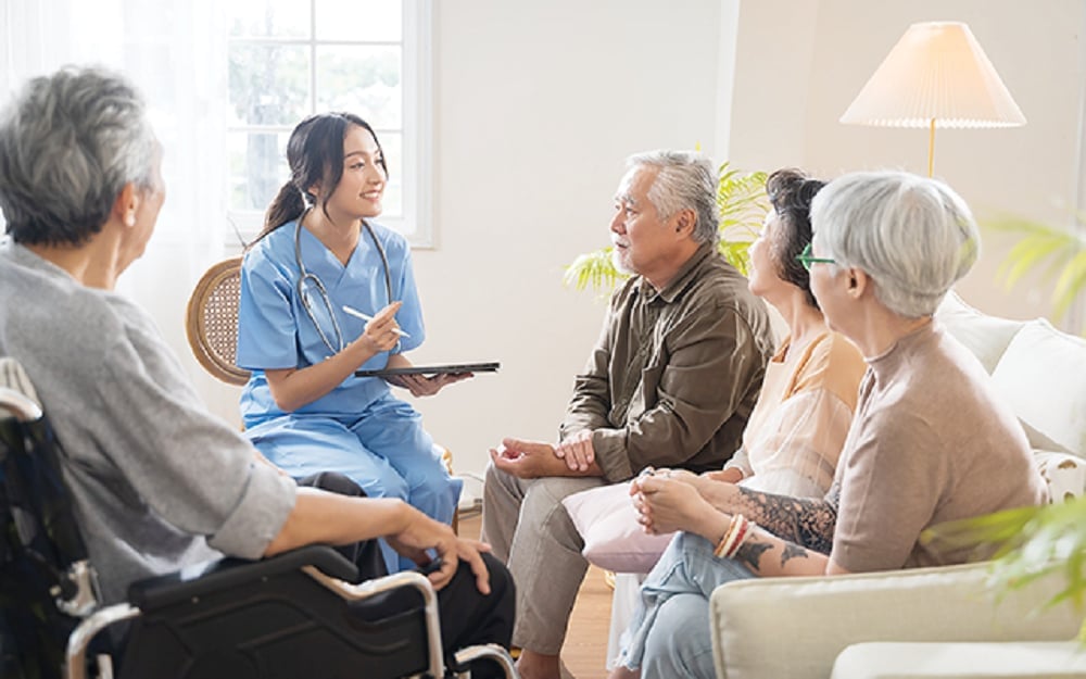Tư vấn sức khỏe Hội người cao tuổi. Ảnh: Cổng TTĐT.