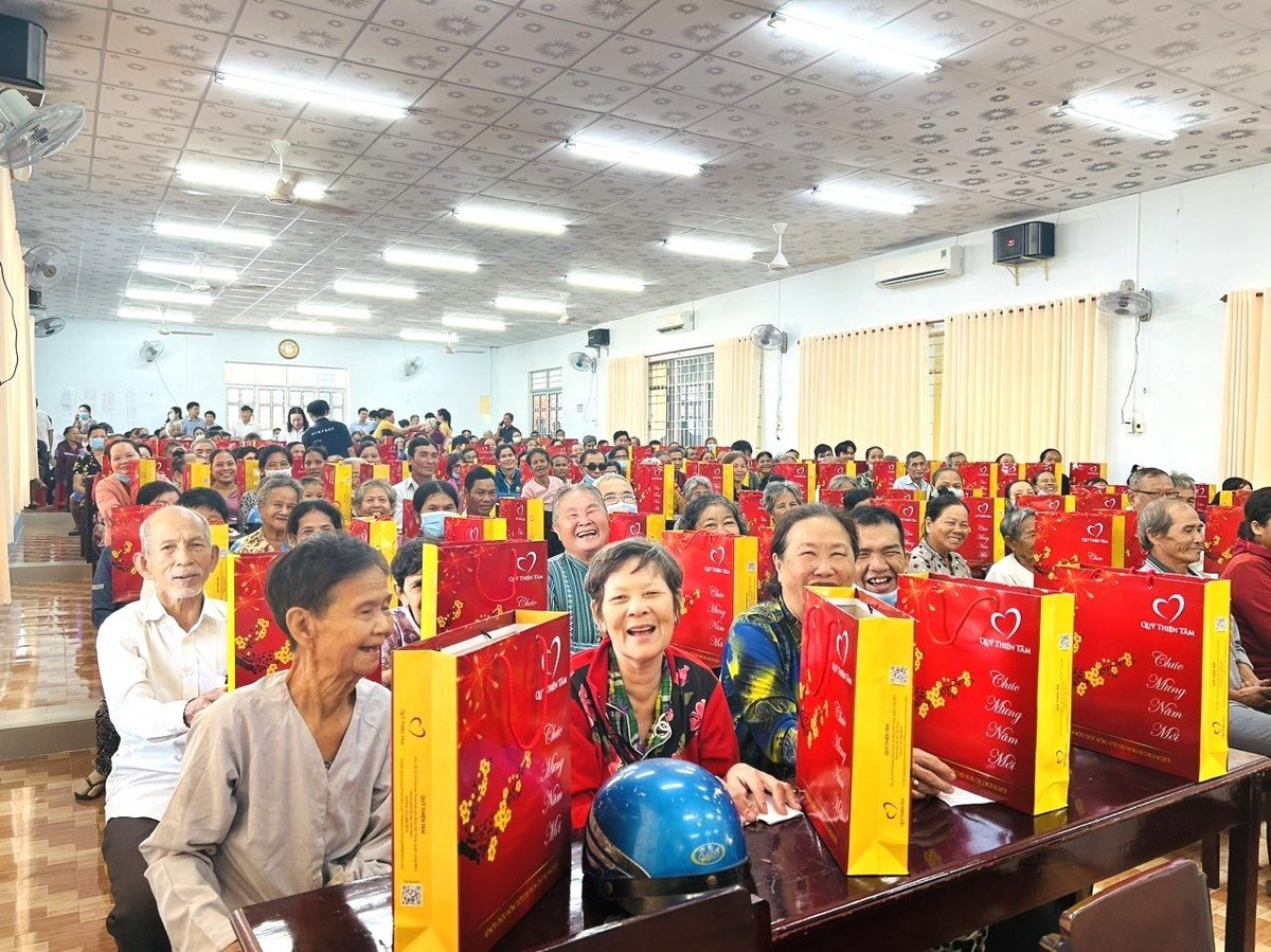 Mỗi dịp Lễ Tết, Quỹ Thiện Tâm luôn đều đặn trao hàng trăm nghìn suất quà tới các gia đình chính sách, những mảnh đời khó khăn.