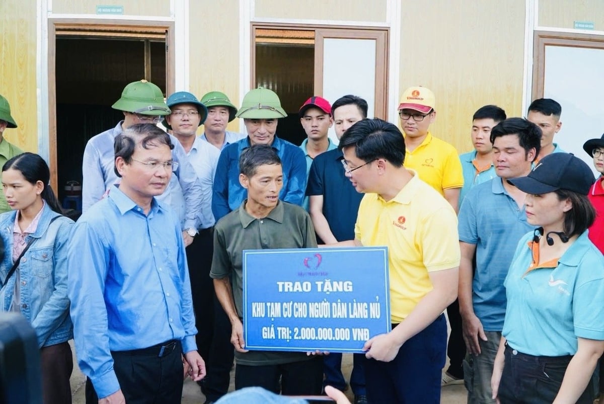 Đại diện Quỹ Thiện Tâm trao biển tượng trưng tặng khu nhà tạm ổn định cuộc sống cho bà con làng Nủ sau thảm họa do bão Yagi năm 2024.