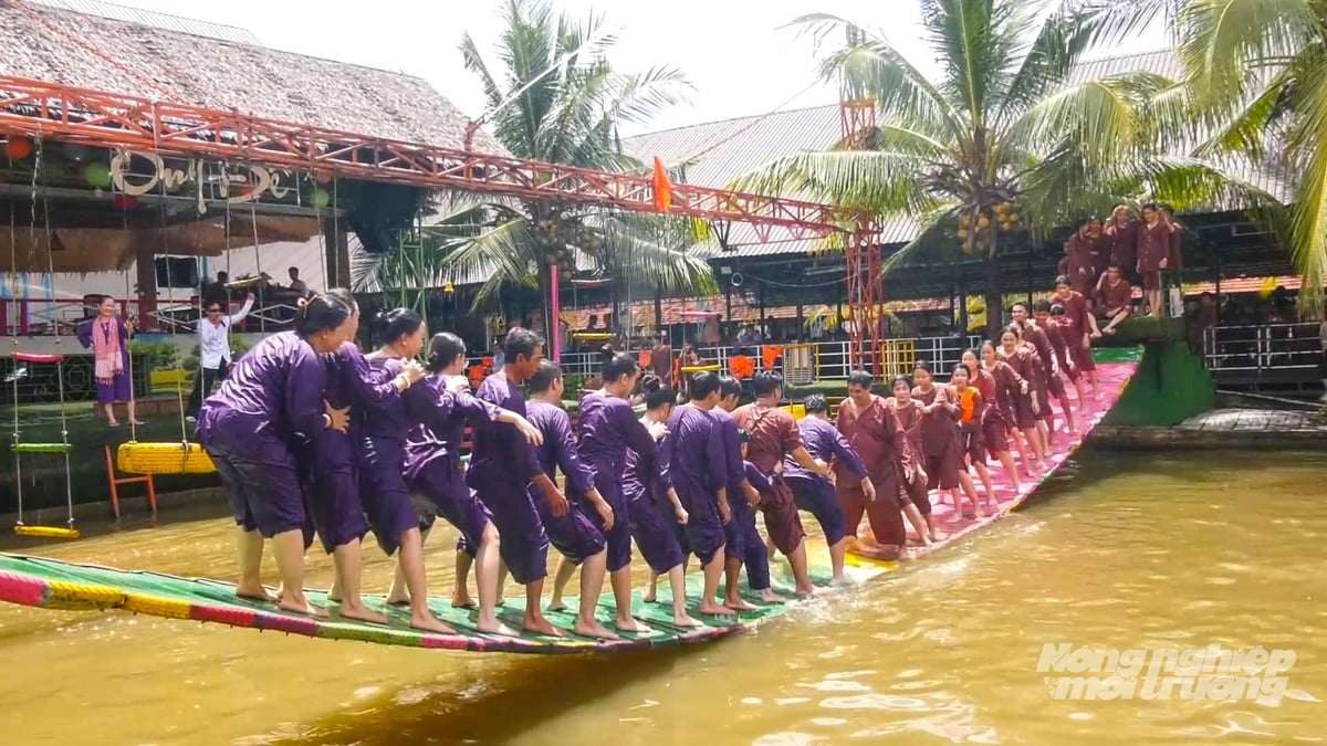 Làng Du lịch Sinh thái Ông Đề tái hiện không gian miệt vườn truyền thống với các trò chơi dân gian như vượt cầu khỉ, đu dây qua mương, tát mương bắt cá, chèo xuồng ba lá. Ảnh: Văn Vũ.