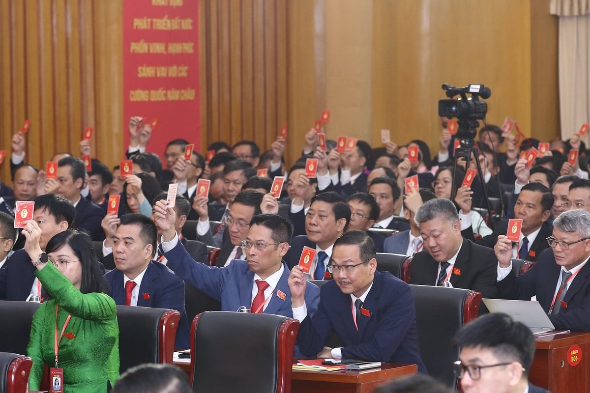 Các đại biểu thống nhất cao với các chương trình của Ban Chấp hành Đảng bộ Bộ trình Đại hội đại biểu Đảng bộ Bộ Nông nghiệp và Môi trường lần thứ I, nhiệm kỳ 2025-2030. Ảnh: Khương Trung.