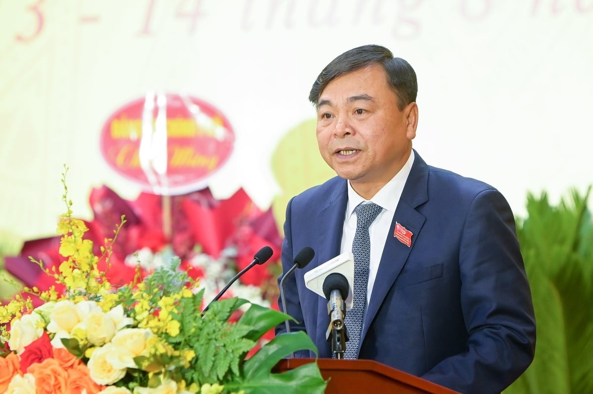 Thứ trưởng Nguyễn Hoàng Hiệp, Phó Bí thư thường trực Đảng ủy Bộ trình bày Dự thảo Báo cáo chính trị của Ban Chấp hành Đảng bộ Bộ trình Đại hội đại biểu Đảng bộ Bộ Nông nghiệp và Môi trường lần thứ I, nhiệm kỳ 2025-2030. Ảnh: Tùng Đinh.