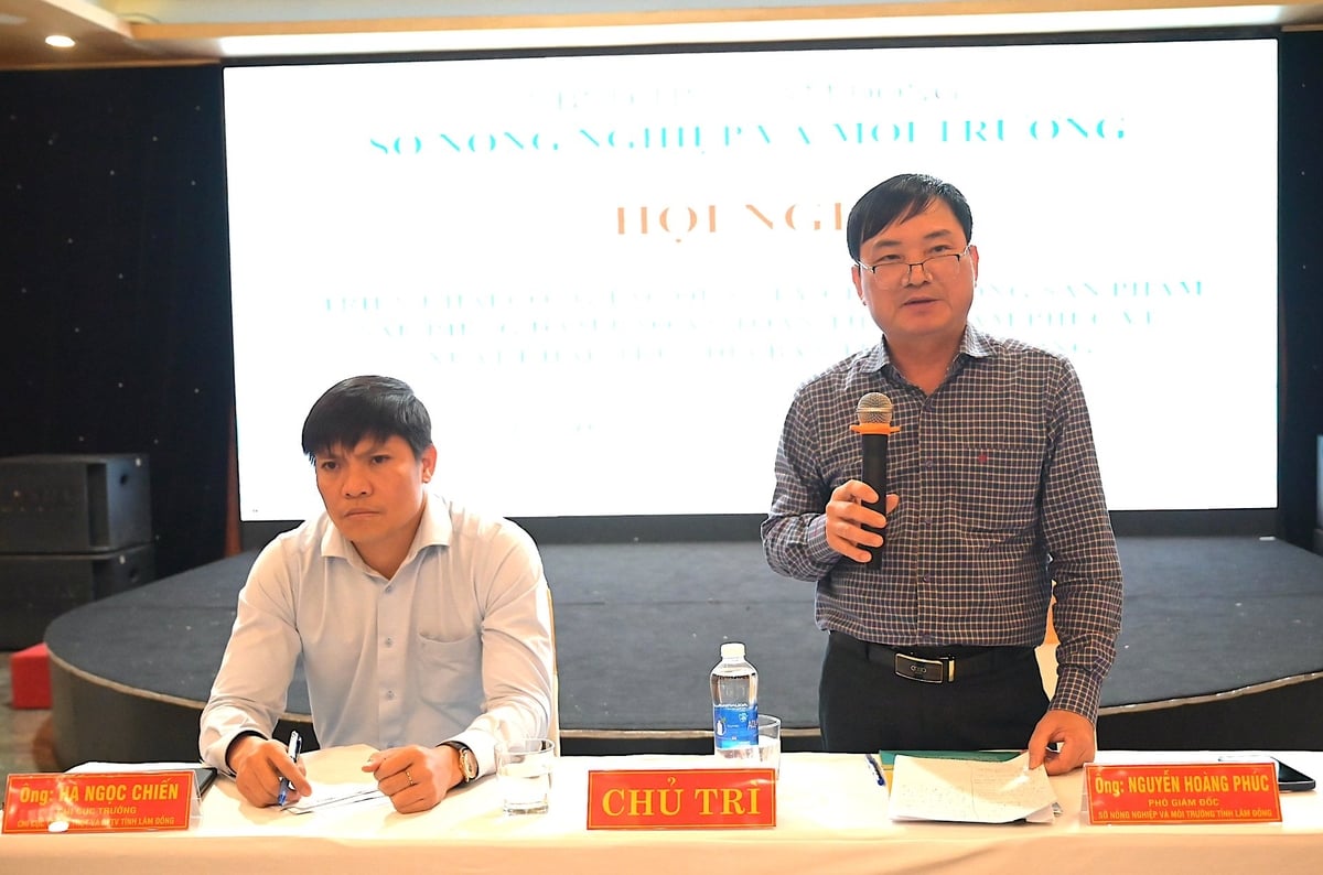 Ông Nguyễn Hoàng Phúc, Phó Giám đốc Sở Nông nghiệp và Môi trường Lâm Đồng (đứng) phát biểu tại hội nghị. Ảnh: Phạm Hoài.