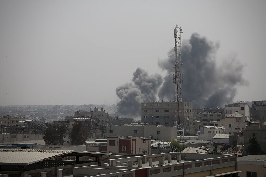 Cột khói bốc lên sau các cuộc tấn công của Israel vào thành phố Gaza. Ảnh: Anadolu. Cột khói bốc lên sau các cuộc tấn công của Israel vào thành phố Gaza. Ảnh: Anadolu.