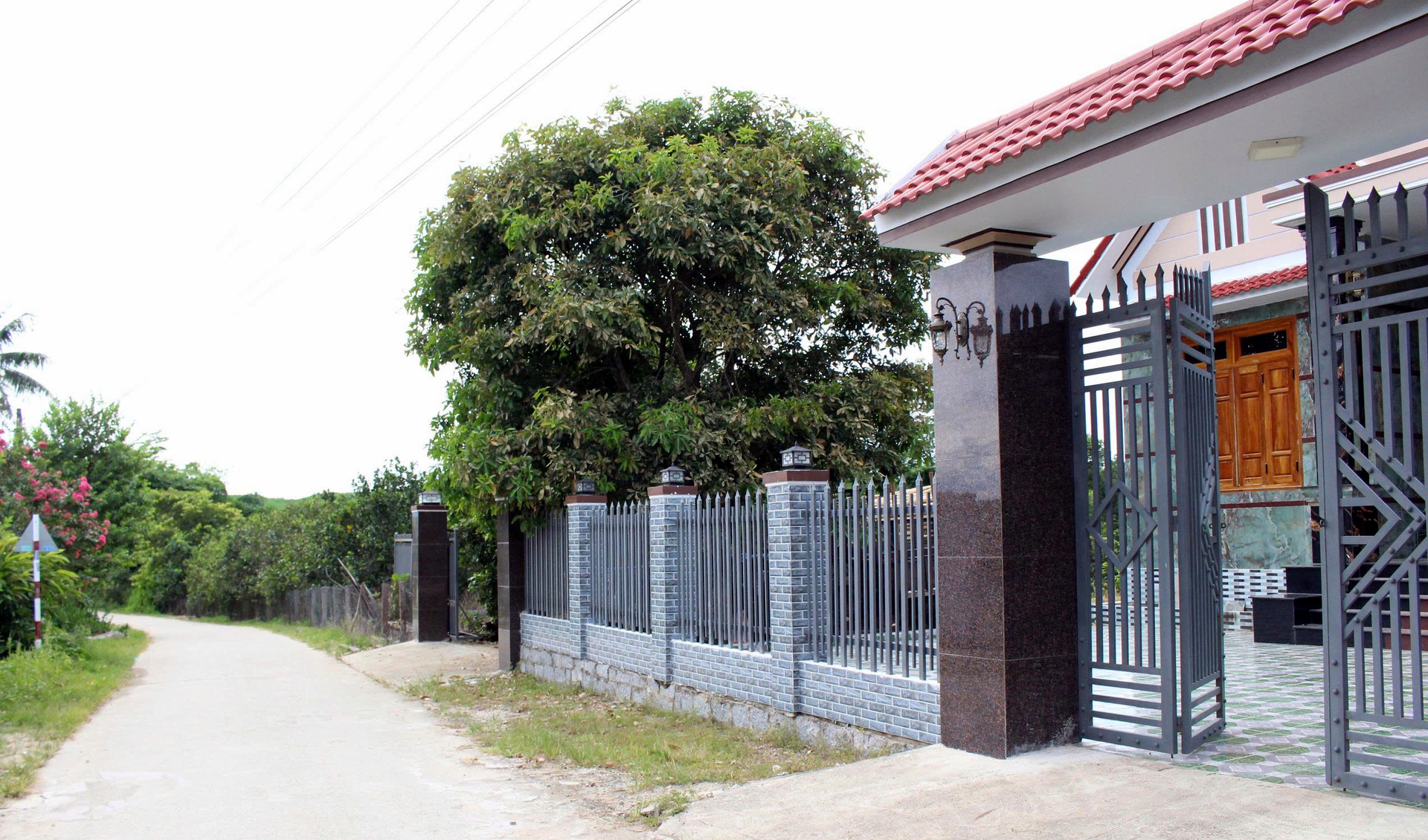 Thôn A Xay, xã Tây Khánh Vĩnh khoác lên mình tấm áo mới, đầy khang trang. Ảnh: Kim Sơ.