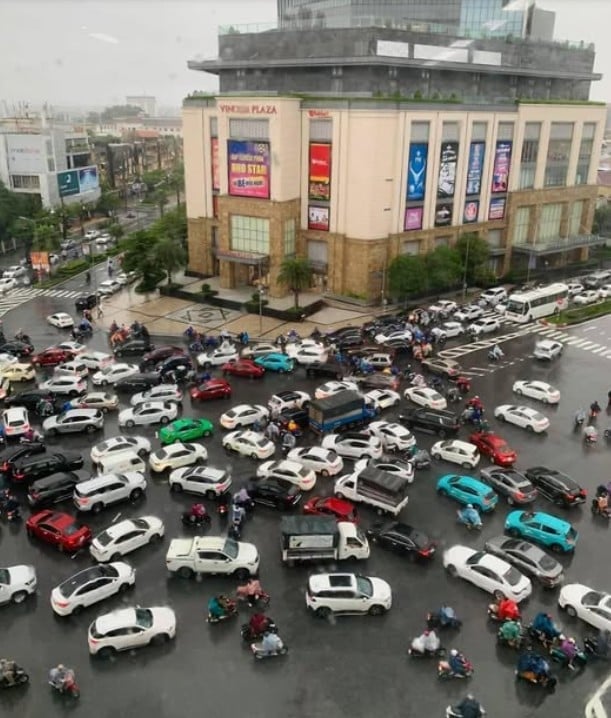 Khu vực ngã 6 nút giao các tuyến đường Hùng Vương - Hà Nội - Đống Đa - Lê Quý Đôn - Bến Nghé là 'điểm nóng' của việc kẹt xe, ùn tắc giao thông nội đô Huế trong nhiều năm qua. Ảnh: V.D Khu vực ngã 6 nút giao các tuyến đường Hùng Vương - Hà Nội - Đống Đa - Lê Quý Đôn - Bến Nghé là 'điểm nóng' của việc kẹt xe, ùn tắc giao thông nội đô Huế trong nhiều năm qua. Ảnh: V.D