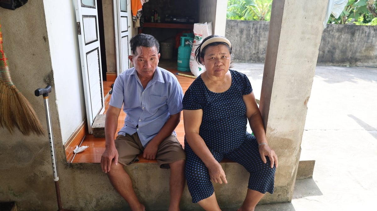 Chị Nguyễn Thị Loan có hoàn cảnh éo le, khi chồng bị thương tật 97%, chị chồng bị tâm thần nặng. Ảnh: Thanh Tâm.