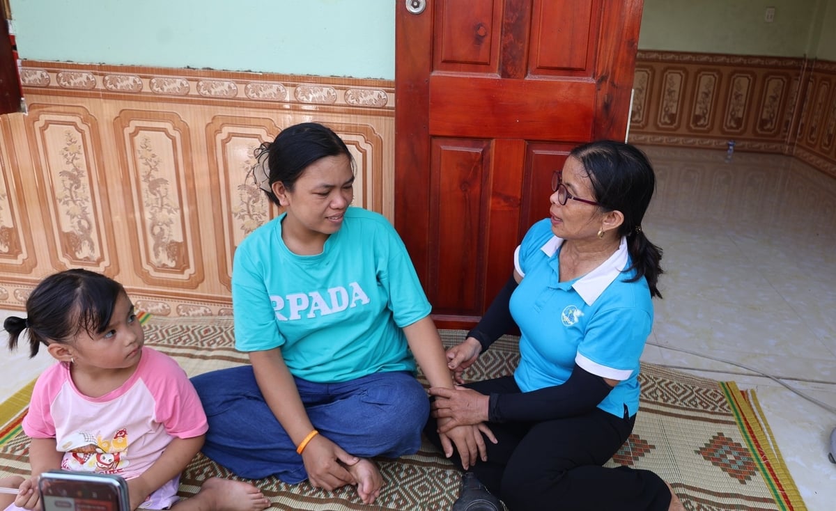 Chị Loan (bên trái) mang nhiều trọng bệnh, nhờ có nguồn vốn vay ưu đãi gia đình chị đã thoát nghèo. Ảnh: Thanh Tâm.