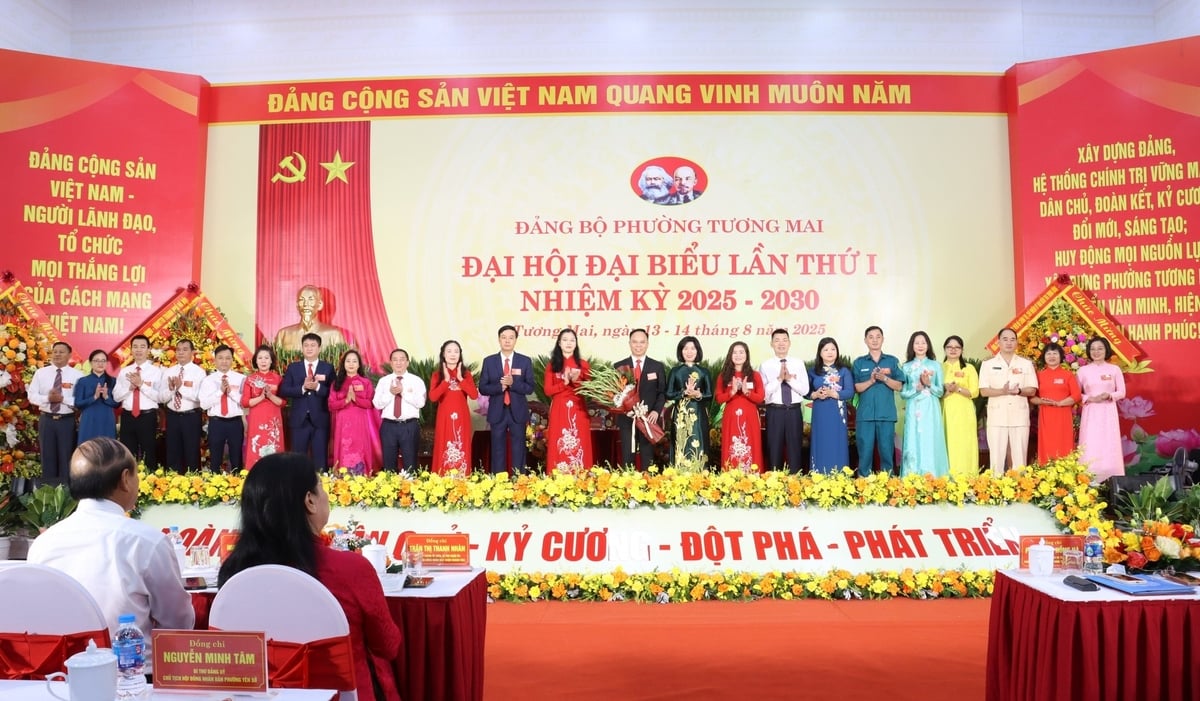 Đồng chí Phùng Thị Hồng Hà tặng hoa chúc mừng Ban Chấp hành Đảng bộ phường Tương Mai nhiệm kỳ 2025-2030. Ảnh: Mai Đan. Đồng chí Phùng Thị Hồng Hà tặng hoa chúc mừng Ban Chấp hành Đảng bộ phường Tương Mai nhiệm kỳ 2025-2030. Ảnh: Mai Đan.