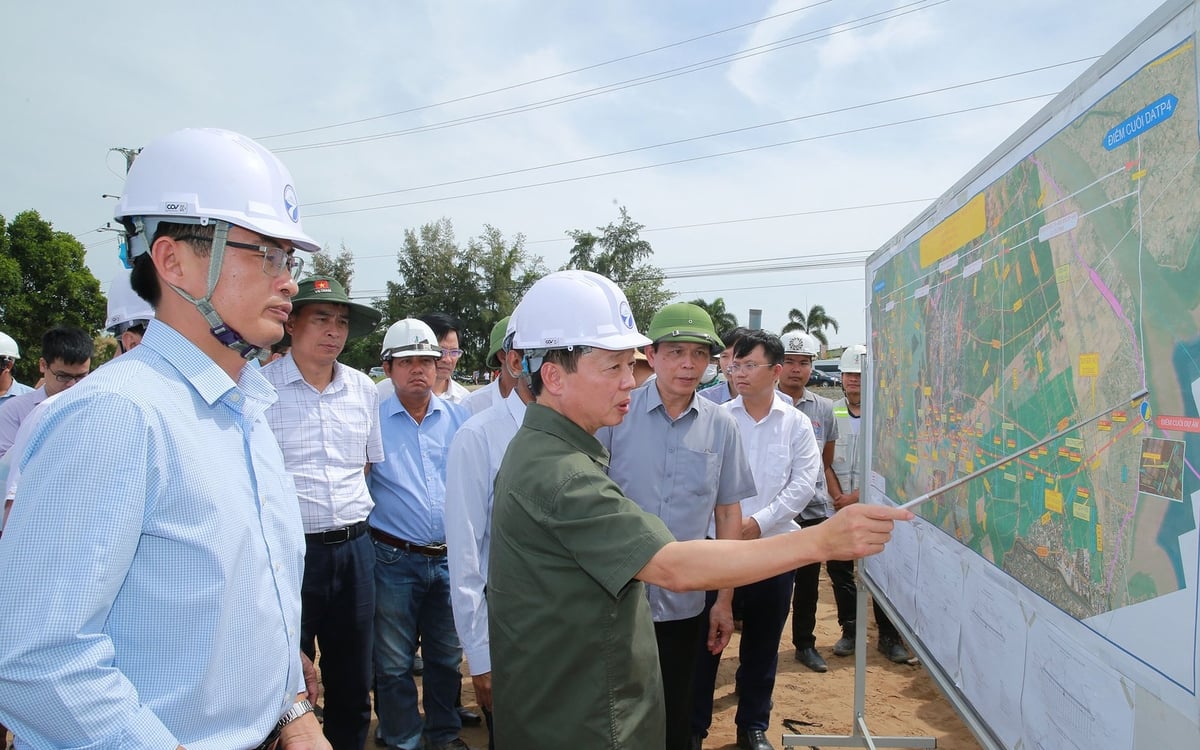 Phó Thủ tướng Trần Hồng Hà kiểm tra điểm cuối dự án cao tốc Châu Đốc-Cần Thơ-Sóc Trăng kết nối với cảng biển Trần Đề ngày 20/11/2024. Ảnh: Chinhphu.vn. Phó Thủ tướng Trần Hồng Hà kiểm tra điểm cuối dự án cao tốc Châu Đốc-Cần Thơ-Sóc Trăng kết nối với cảng biển Trần Đề ngày 20/11/2024. Ảnh: Chinhphu.vn.
