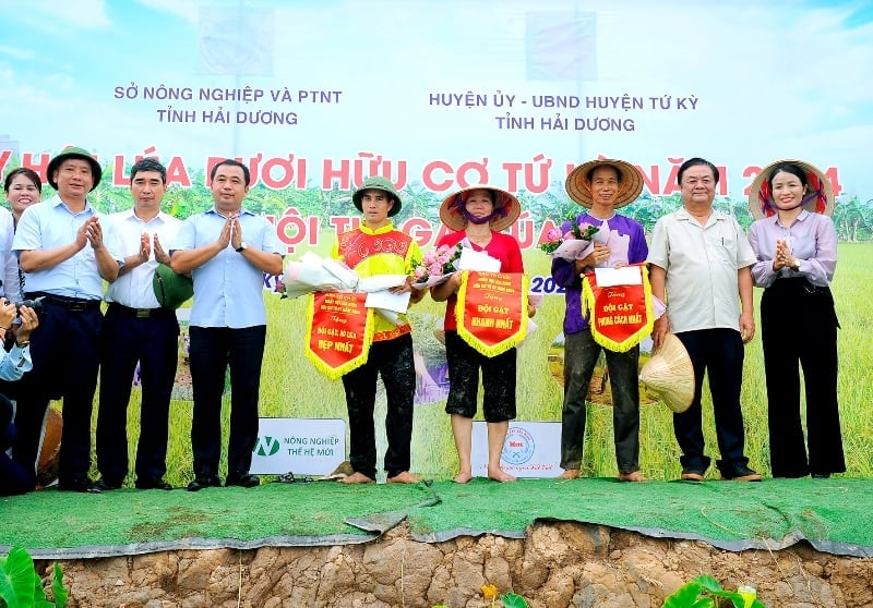 Bộ trưởng Bộ NN-PTNT Lê Minh Hoan (nay là Phó Chủ tịch Quốc hội) và Bí thư Tỉnh ủy Hải Dương Trần Đức Thắng (nay là Quyền Bộ trưởng Bộ Nông nghiệp và Môi trường) dự và trao giải tại Ngày hội lúa rươi hữu cơ Tứ Kỳ năm 2024 ở Hải Dương (nay là Hải Phòng). Ảnh: Báo Hải Dương. Bộ trưởng Bộ NN-PTNT Lê Minh Hoan (nay là Phó Chủ tịch Quốc hội) và Bí thư Tỉnh ủy Hải Dương Trần Đức Thắng (nay là Quyền Bộ trưởng Bộ Nông nghiệp và Môi trường) dự và trao giải tại Ngày hội lúa rươi hữu cơ Tứ Kỳ năm 2024 ở Hải Dương (nay là Hải Phòng). Ảnh: Báo Hải Dương.