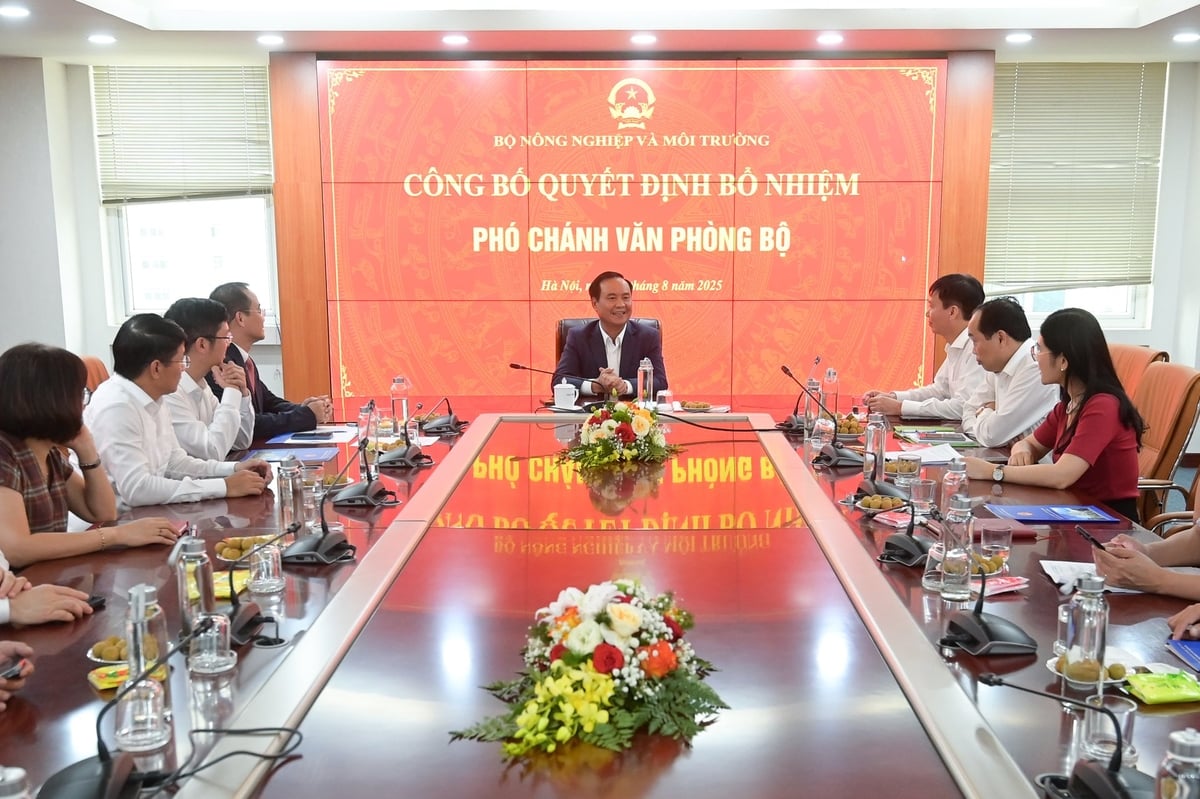 Thứ trưởng Võ Văn Hưng chủ trì buổi công bố quyết định bổ nhiệm Phó Chánh Văn phòng Bộ Nông nghiệp và Môi trường cho ông Bùi Mạnh Tường. Ảnh: Tùng Đinh.