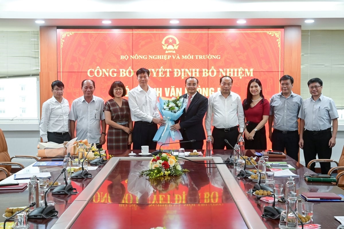 Tập thể Văn phòng Bộ Nông nghiệp và Môi trường tặng hoa chúc mừng ông Bùi Mạnh Tường. Ảnh: Tùng Đinh.