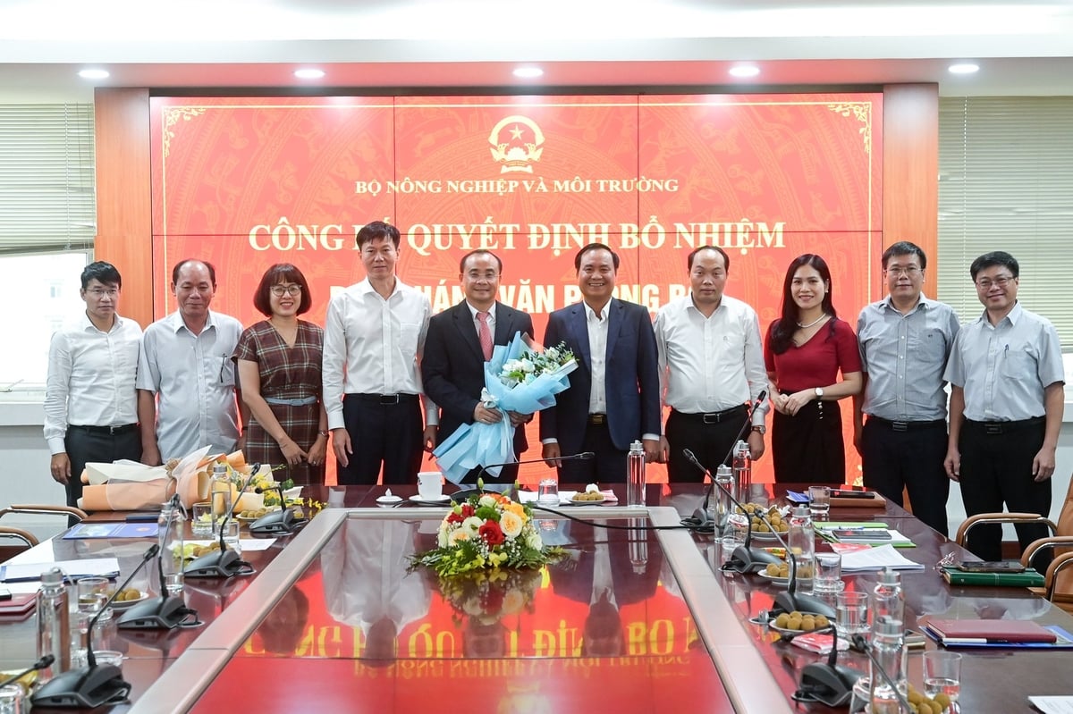 Thứ trưởng Võ Văn Hưng chụp ảnh lưu niệm cùng tập thể Văn phòng Bộ. Ảnh: Tùng Đinh.