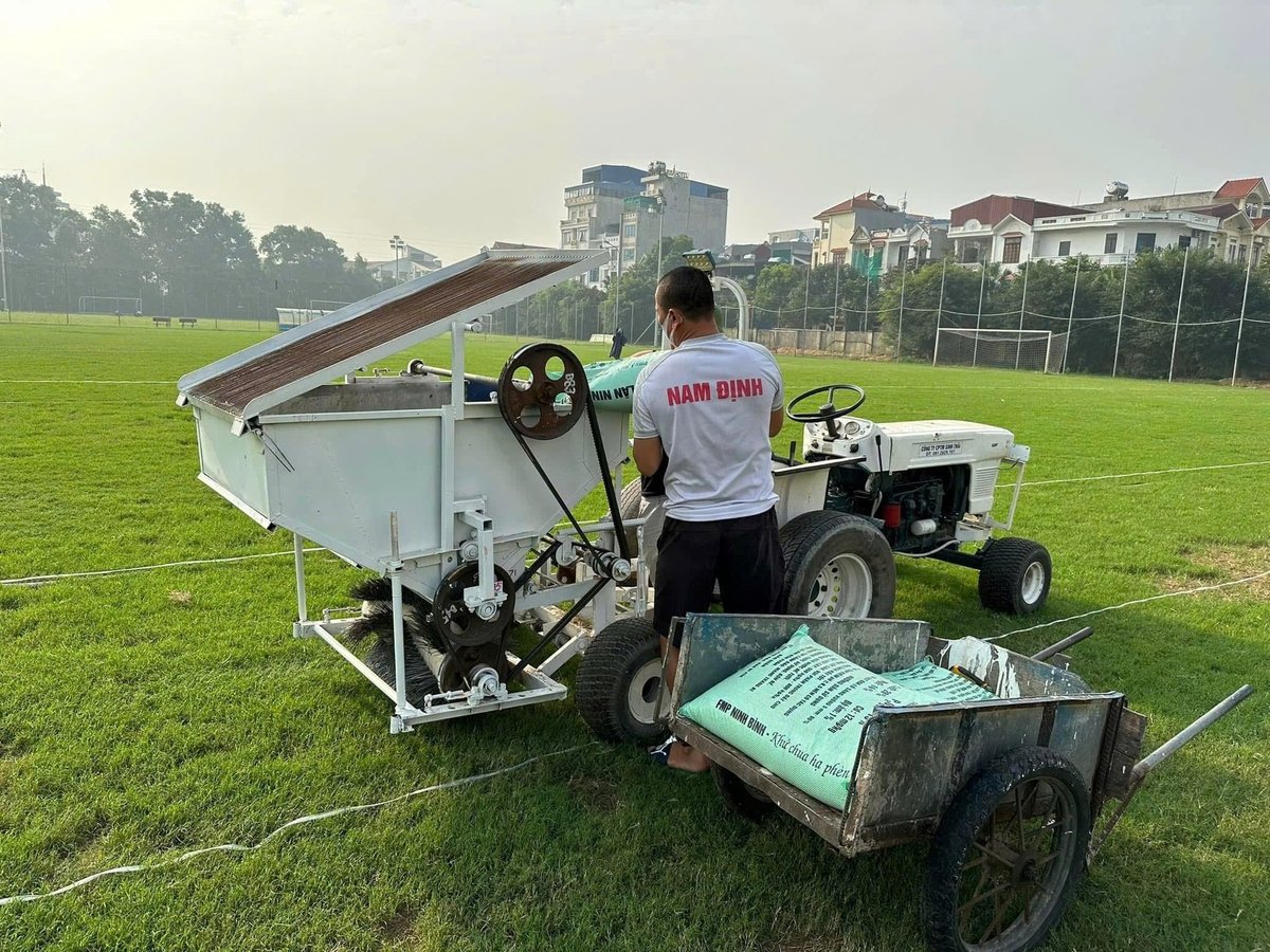 Phân lân Ninh Bình cử các chuyên gia kỹ thuật hỗ trợ, chăm sóc, bảo dưỡng cỏ ở Sân vận động Thiên Trường. Ảnh: NFC.