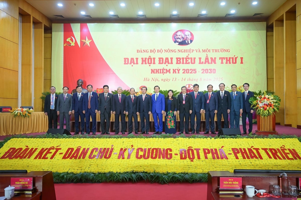 'Đại hội lần thứ nhất của Bộ Nông nghiệp và Môi trường đã dựa trên một tài sản vô giá, đó là truyền thống, là sự nỗ lực, đóng góp của các thế hệ lãnh đạo, cán bộ, công chức, viên chức, người lao động của hai ngành', Phó Thủ tướng Trần Hồng Hà khẳng định. Ảnh: Tùng Đinh. 'Đại hội lần thứ nhất của Bộ Nông nghiệp và Môi trường đã dựa trên một tài sản vô giá, đó là truyền thống, là sự nỗ lực, đóng góp của các thế hệ lãnh đạo, cán bộ, công chức, viên chức, người lao động của hai ngành', Phó Thủ tướng Trần Hồng Hà khẳng định. Ảnh: Tùng Đinh.