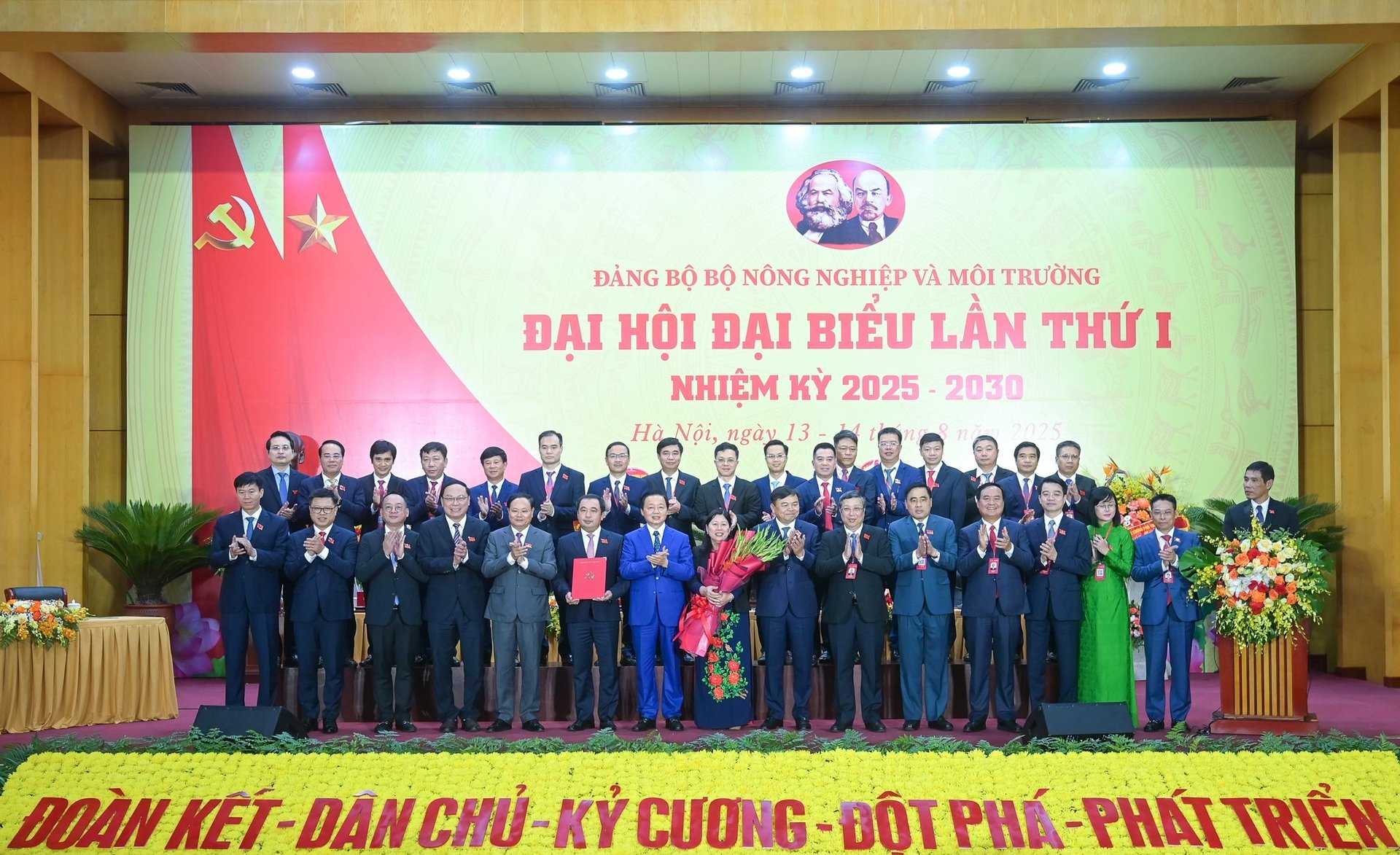 Phó Thủ tướng Chính phủ Trần Hồng Hà trao quyết định và tặng hoa chúc mừng Ban Chấp hành Đảng bộ Bộ Nông nghiệp và Môi trường, nhiệm kỳ 2025 - 2030. Ảnh: Tùng Đinh.