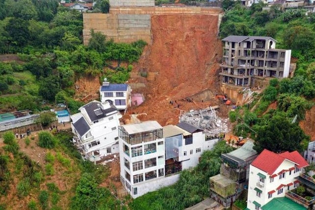 Việc xây dựng nhà cửa, các công trình khác nằm ở những khu vực có nền đất yếu, độ dốc lớn khi gặp mưa kéo dài dẫn đến những vụ sạt lở nghiêm trọng tài thành phố Đà Lạt cũ. Ảnh: Văn Bảo. Việc xây dựng nhà cửa, các công trình khác nằm ở những khu vực có nền đất yếu, độ dốc lớn khi gặp mưa kéo dài dẫn đến những vụ sạt lở nghiêm trọng tài thành phố Đà Lạt cũ. Ảnh: Văn Bảo.