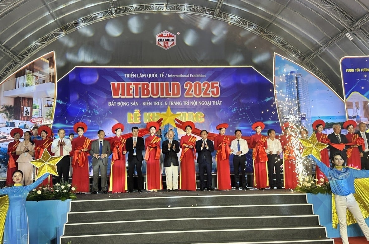 Khách mời thực hiện nghi thức khai mạc Triển lãm Quốc tế Vietbuild 2025. Ảnh: Thục Vy. Khách mời thực hiện nghi thức khai mạc Triển lãm Quốc tế Vietbuild 2025. Ảnh: Thục Vy.