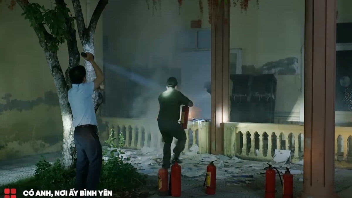 Kho tài liệu của xã bỗng nhiên bốc cháy một cách kỳ lạ, Huy và đồng nghiệp lập tức đến hiện trường. Ảnh CMH