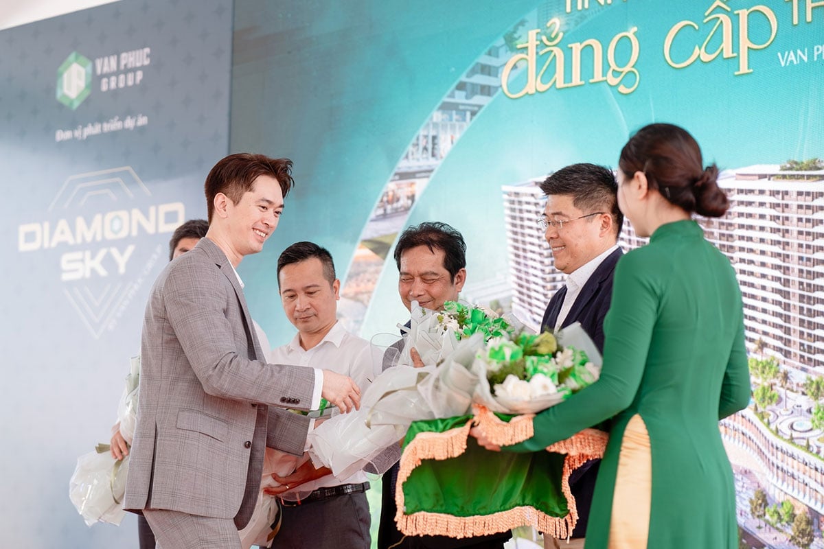 Ông Phạm Danh - Chủ tịch HĐQT Van Phuc Group tặng hoa cho đối tác, nhà thầu xây dựng. Ảnh: Ngọc An.