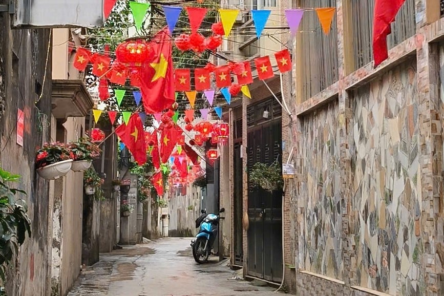 Một góc phố được trang trí chào mừng Quốc khánh 2/9. Ảnh: Trung Nguyên.