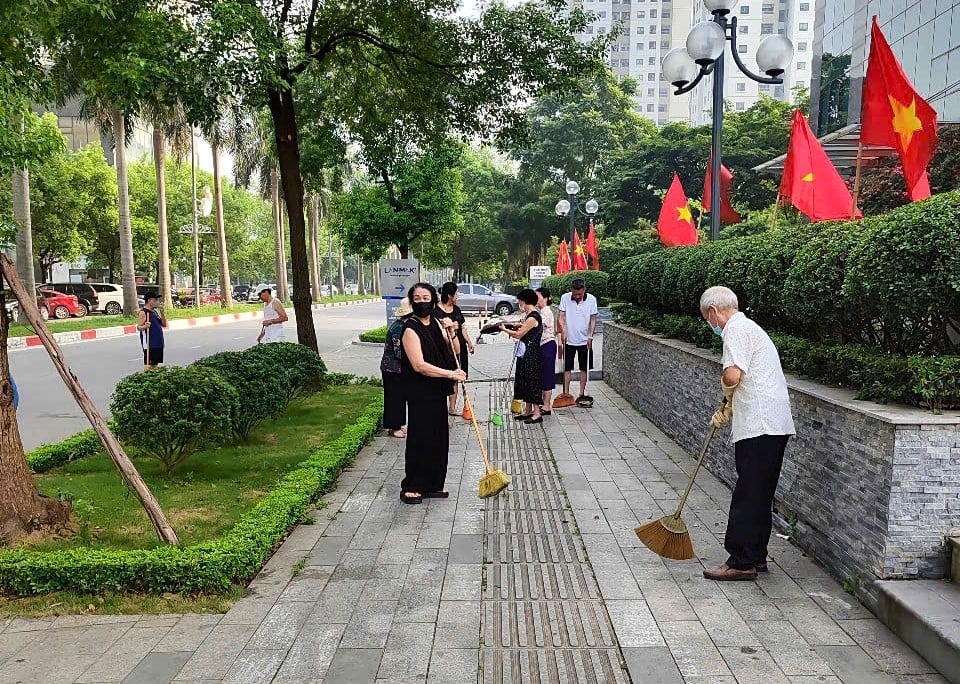 Người dân Hà Nội hưởng ứng phong trào Thứ 7 xanh, Chủ nhật xanh. Ảnh: Trung Nguyên.