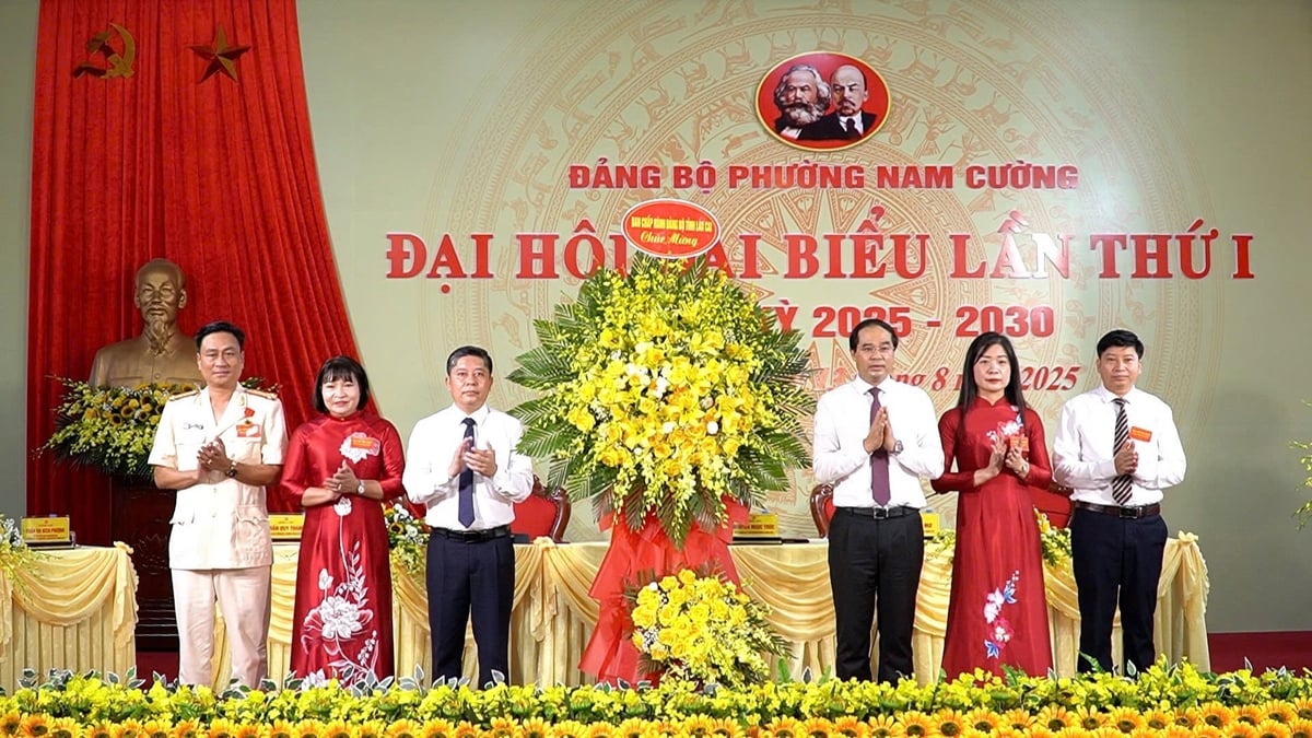 Đồng chí Trịnh Xuân Trường – Bí thư Tỉnh ủy Lào Cai tặng hoa chúc mừng Đại hội. Ảnh: Thanh Ngà. Đồng chí Trịnh Xuân Trường – Bí thư Tỉnh ủy Lào Cai tặng hoa chúc mừng Đại hội. Ảnh: Thanh Ngà.