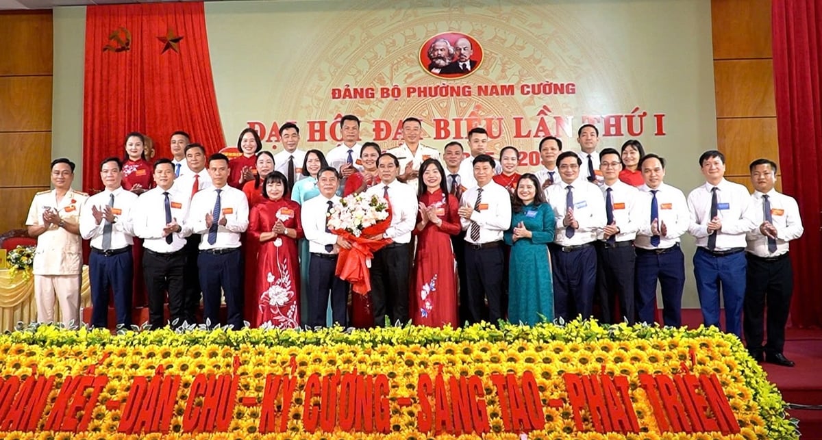 Đồng chí Trịnh Xuân Trường – Bí thư Tỉnh ủy Lào Cai tặng hoa chúc mừng Ban Chấp hành Đảng bộ phường Nam Cường nhiệm kỳ 2025 - 2030. Ảnh: Thanh Ngà. Đồng chí Trịnh Xuân Trường – Bí thư Tỉnh ủy Lào Cai tặng hoa chúc mừng Ban Chấp hành Đảng bộ phường Nam Cường nhiệm kỳ 2025 - 2030. Ảnh: Thanh Ngà.