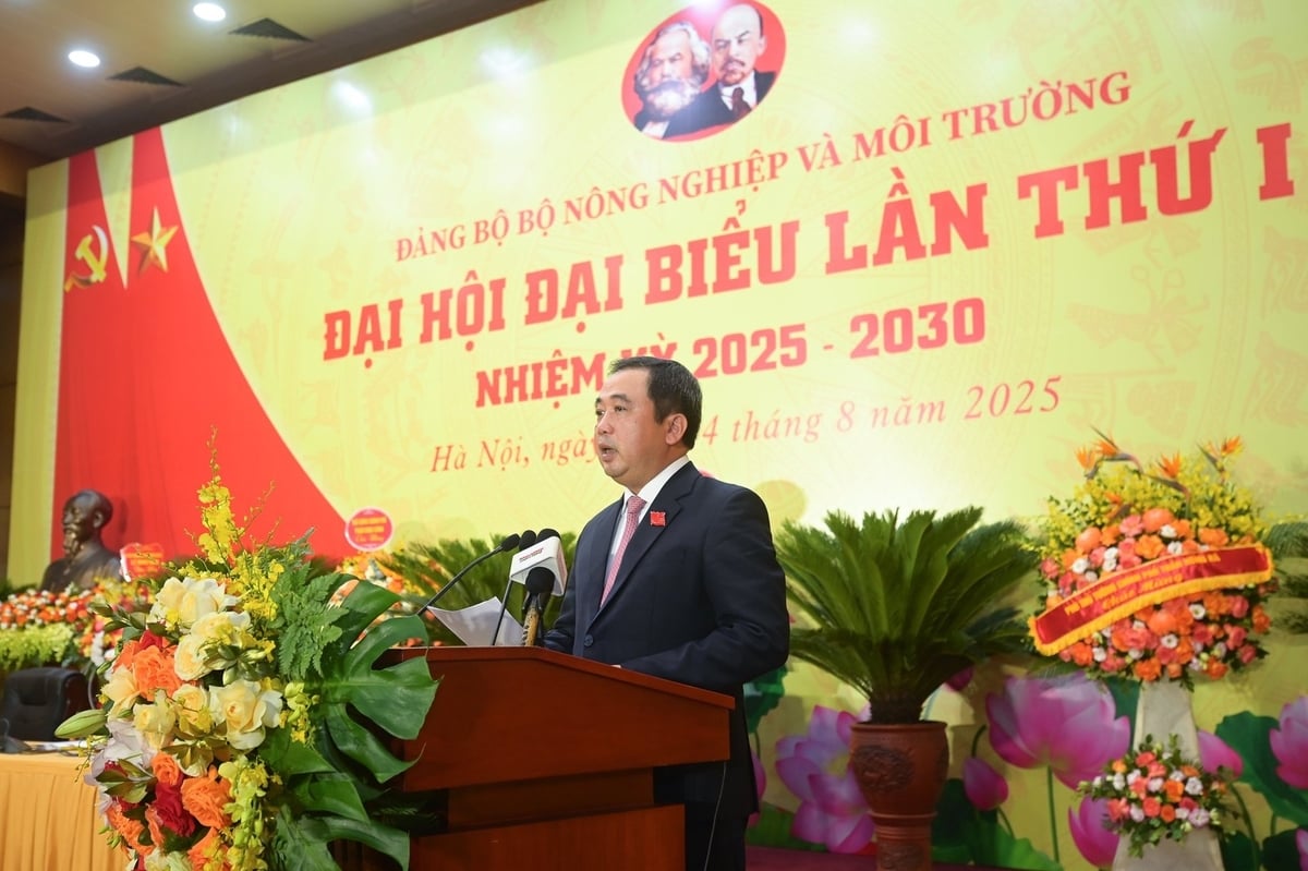 Ủy viên Trung ương Đảng, Bí thư Đảng ủy Bộ, Quyền Bộ trưởng Bộ Nông nghiệp và Môi trường Trần Đức Thắng phát biểu khai mạc Đại hội. Ảnh: Tùng Đinh.