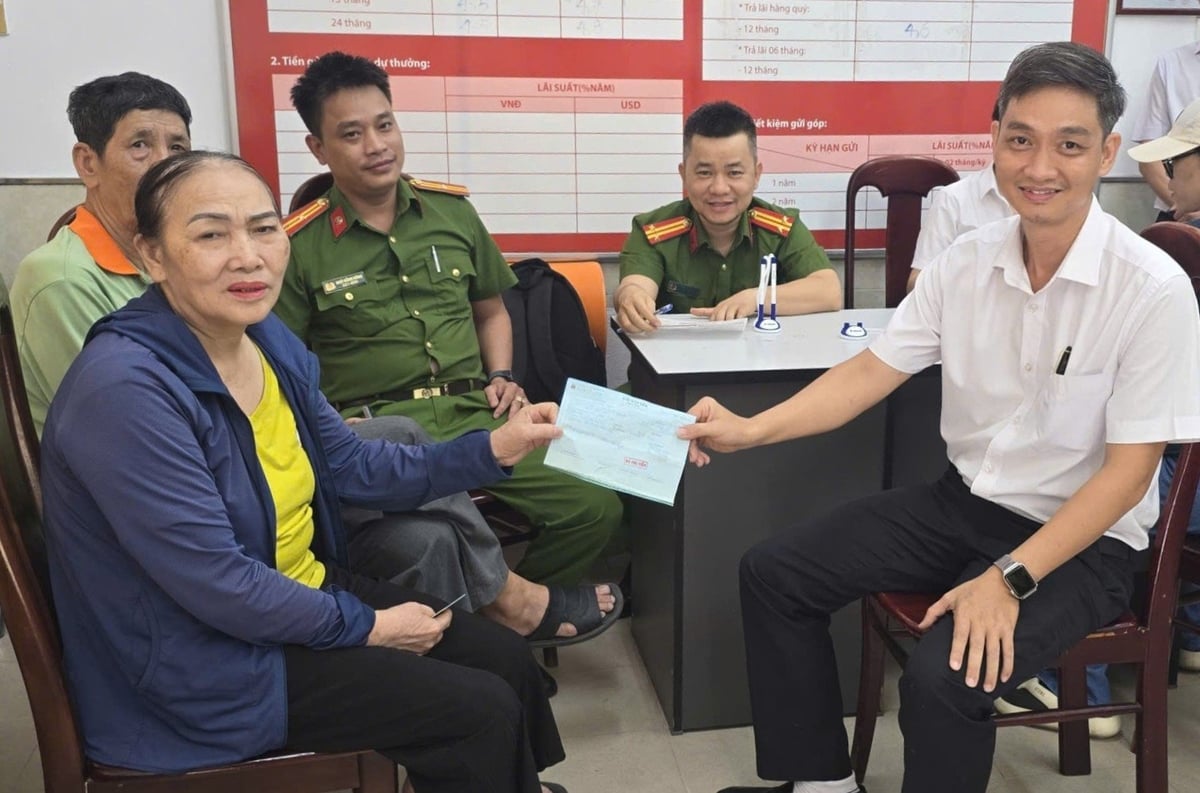 Agribank Chi nhánh Cẩm Lệ Nam Đà Nẵng hoàn trả lại số tiền 300 triệu đồng cho khách hàng. Ảnh: Agribank Chi nhánh Cẩm Lệ Nam Đà Nẵng.