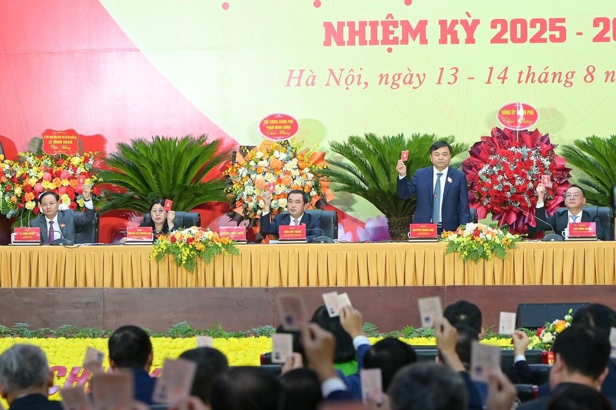 Các đại biểu biểu quyết tán thành cao với toàn bộ nội dung Nghị quyết của Đại hội. Ảnh: Tùng Đinh. Các đại biểu biểu quyết tán thành cao với toàn bộ nội dung Nghị quyết của Đại hội. Ảnh: Tùng Đinh.