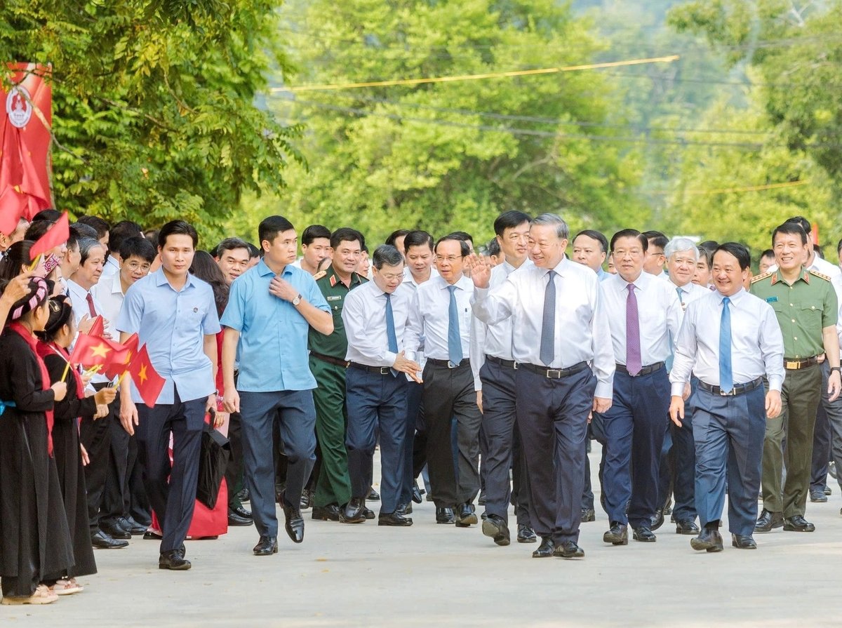 Tổng Bí thư Tô Lâm và các đại biểu tham dự sự kiện Ngày hội Toàn dân bảo vệ an ninh Tổ quốc và khánh thành Tượng đài 'Bác Hồ ở Tân Trào'. Ảnh: Vũ Mừng.
