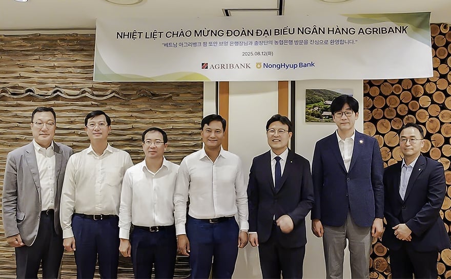 Đoàn công tác cấp cao Agribank thăm và làm việc tại NongHyup Bank. Ảnh: Agribank.
