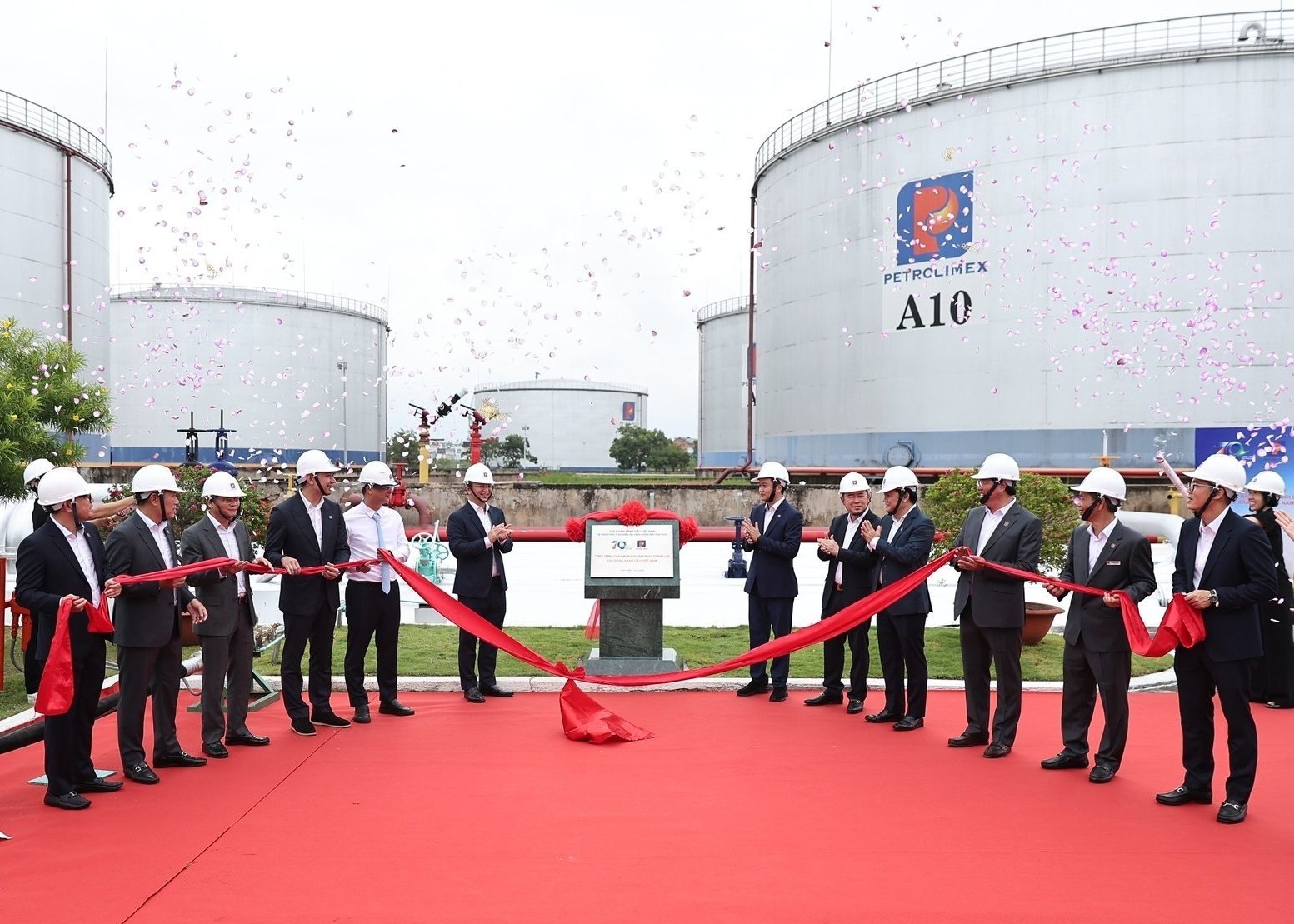 Lễ gắn biển công trình chào mừng 70 năm thành lập Petrolimex tại Hệ thống phối trộn Nhiên liệu hàng không bền vững (SAF). Ảnh: Petrolimex.