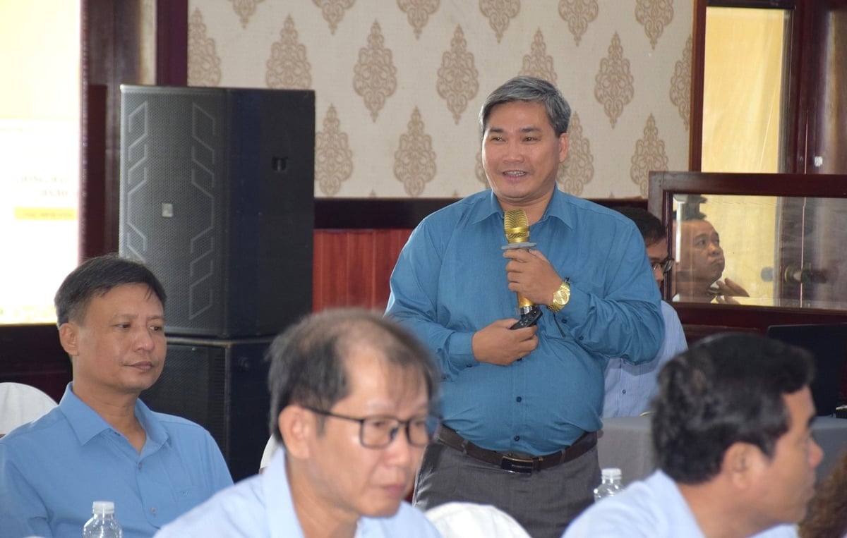 PGS.TS Võ Văn Nha trình bày kết quả nghiên cứu chọn tạo giống tôm thẻ chân trắng, báo cáo kết quả nghiên cứu và phát triển nuôi biển trong khu vực. Ảnh: V.Đ.T.