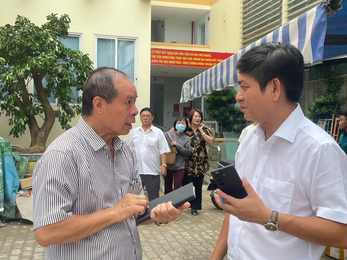 Ông Nguyễn Như Thất – Bí thư chi bộ Trưởng khu phố 73 (trái) đồng hành cùng phường Tân Hưng hỗ trợ người dân trong khu về thủ tục đất đai. Ảnh: Đình Du.