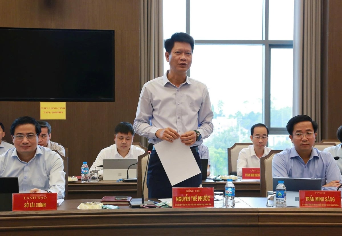 Ông Nguyễn Thế Phước, Phó Chủ tịch Thường trực UBND tỉnh Lào Cai báo cáo những khó khăn, vướng mắc với đoàn công tác. Ảnh: Thanh Ngà.