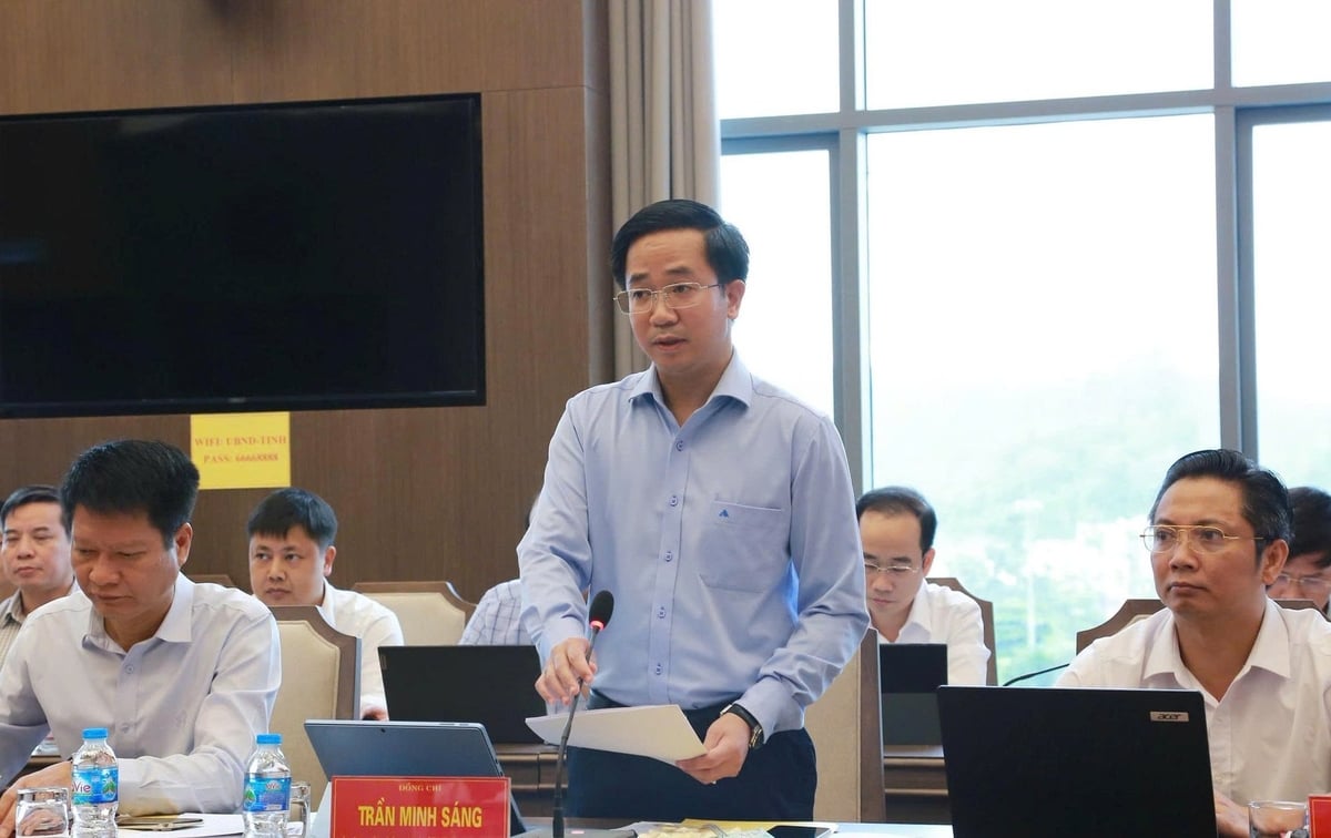 Ông Trần Minh Sáng - Giám đốc Sở NN-MT tỉnh Lào Cai báo cáo tình hình thực hiện nhiệm vụ ngành Nông nghiệp và Môi trường trong thời gian qua. Ảnh: Thanh Ngà.