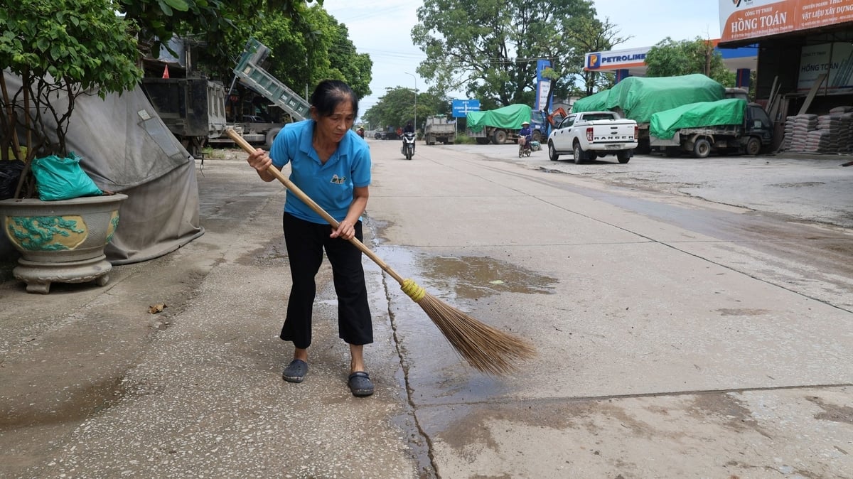 Ngày nào cô Nụ cũng dậy từ rất sớm quét dọn đường ở tổ dân phố. Ảnh: Thanh Tâm.