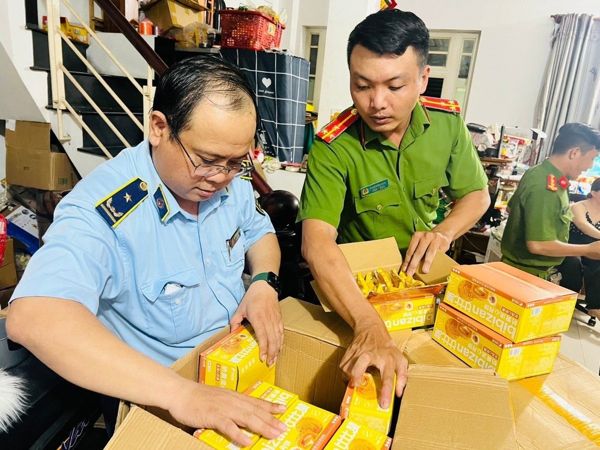 Đoàn liên ngành TP.HCM kiểm tra các mặt hàng thực phẩm. Ảnh: Kim Sáng.