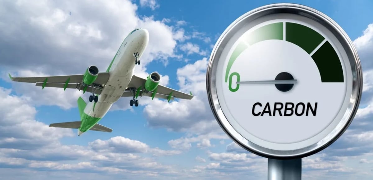 Thiếu hụt tín chỉ carbon có thể làm tăng chi phí bù đắp khí thải của hàng không. Ảnh: tienphong.