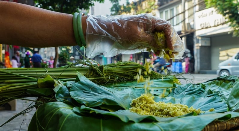 Bàn tay thả mùa thu vào trong lá. Ảnh: Tạ Quang NH.